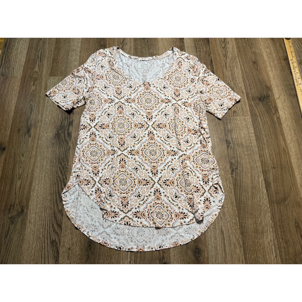 24/7 Comfort Apparel Shirts Women Size M Multicolor V-Neck Medallion Print